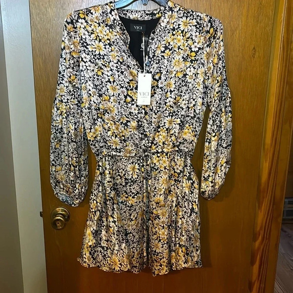 VICI Beautiful Floral Dress Flattering Drawstring Waist Size Small NWT